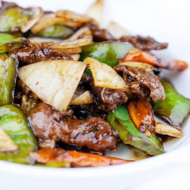 青椒牛 Beef with Green Peppers.