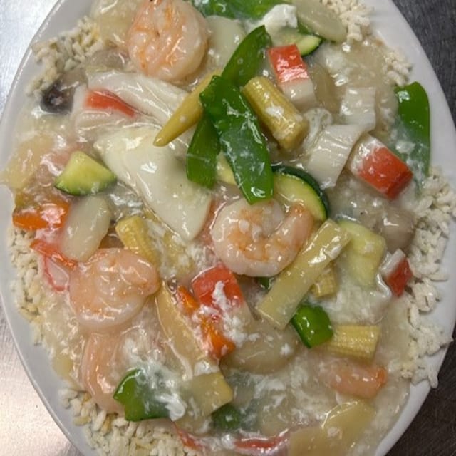 铁板海鲜拼盘 Sizzling Seafood Combination.