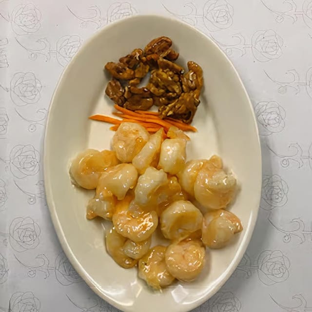 合桃蝦卷 Fried Prawns with Walnuts.