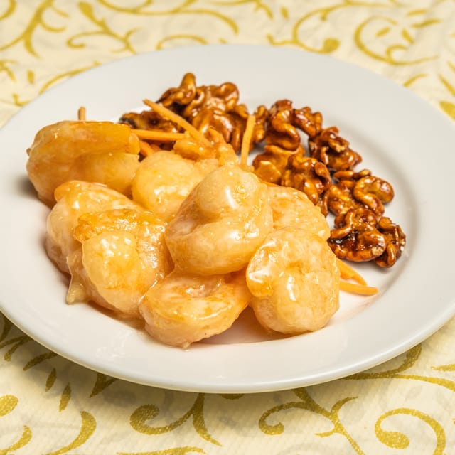 合桃蝦卷 Fried Prawns with Walnuts.